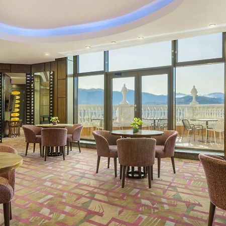 Sheraton Batumi Hotel Extérieur photo Club Lounge at the hotel