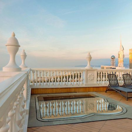 Sheraton Batumi Hotel Extérieur photo The rooftop pool at the Taj Mahal Palace