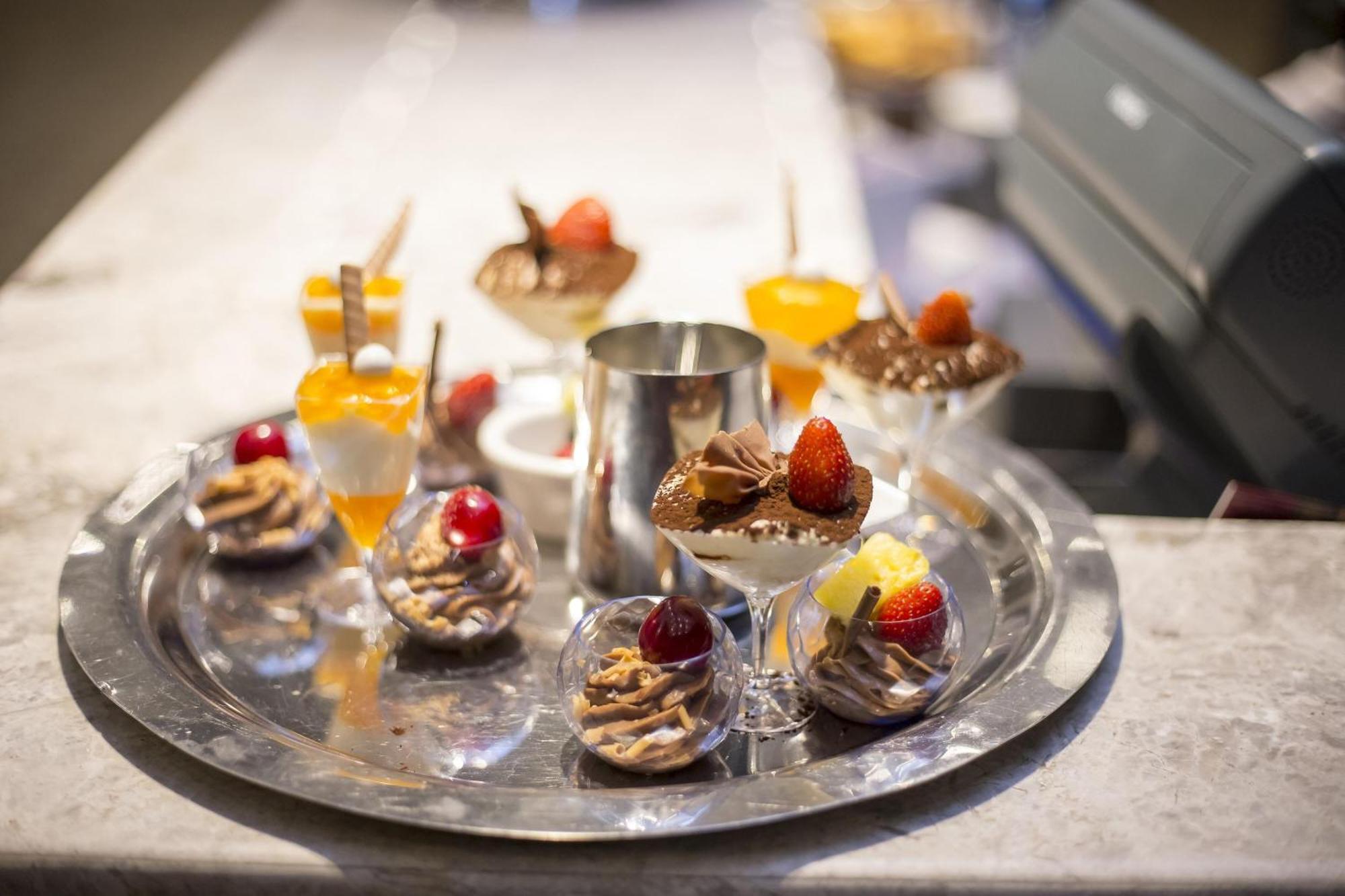 Sheraton Batumi Hotel Extérieur photo A selection of desserts