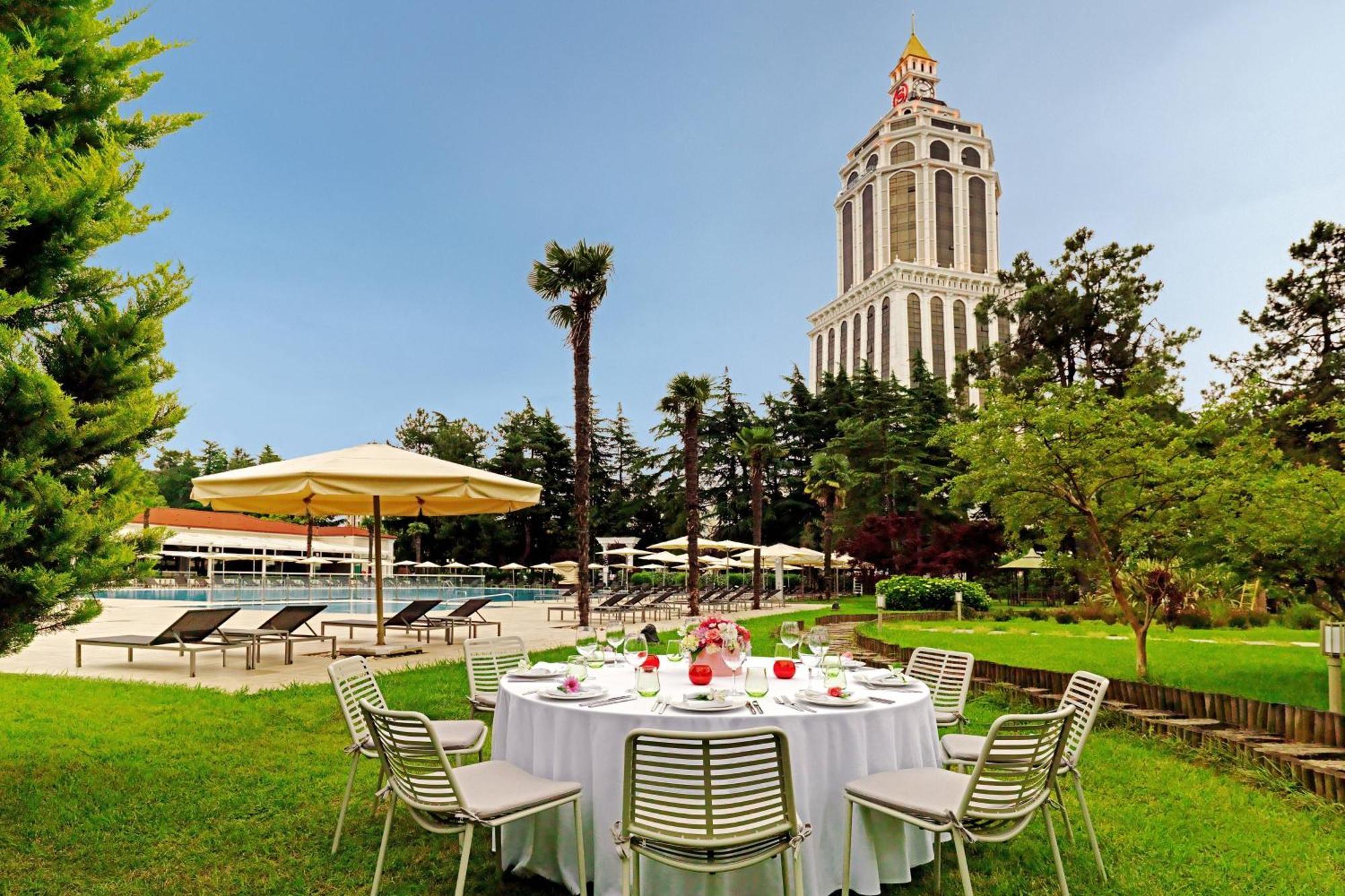 Sheraton Batumi Hotel Extérieur photo The hotel's garden