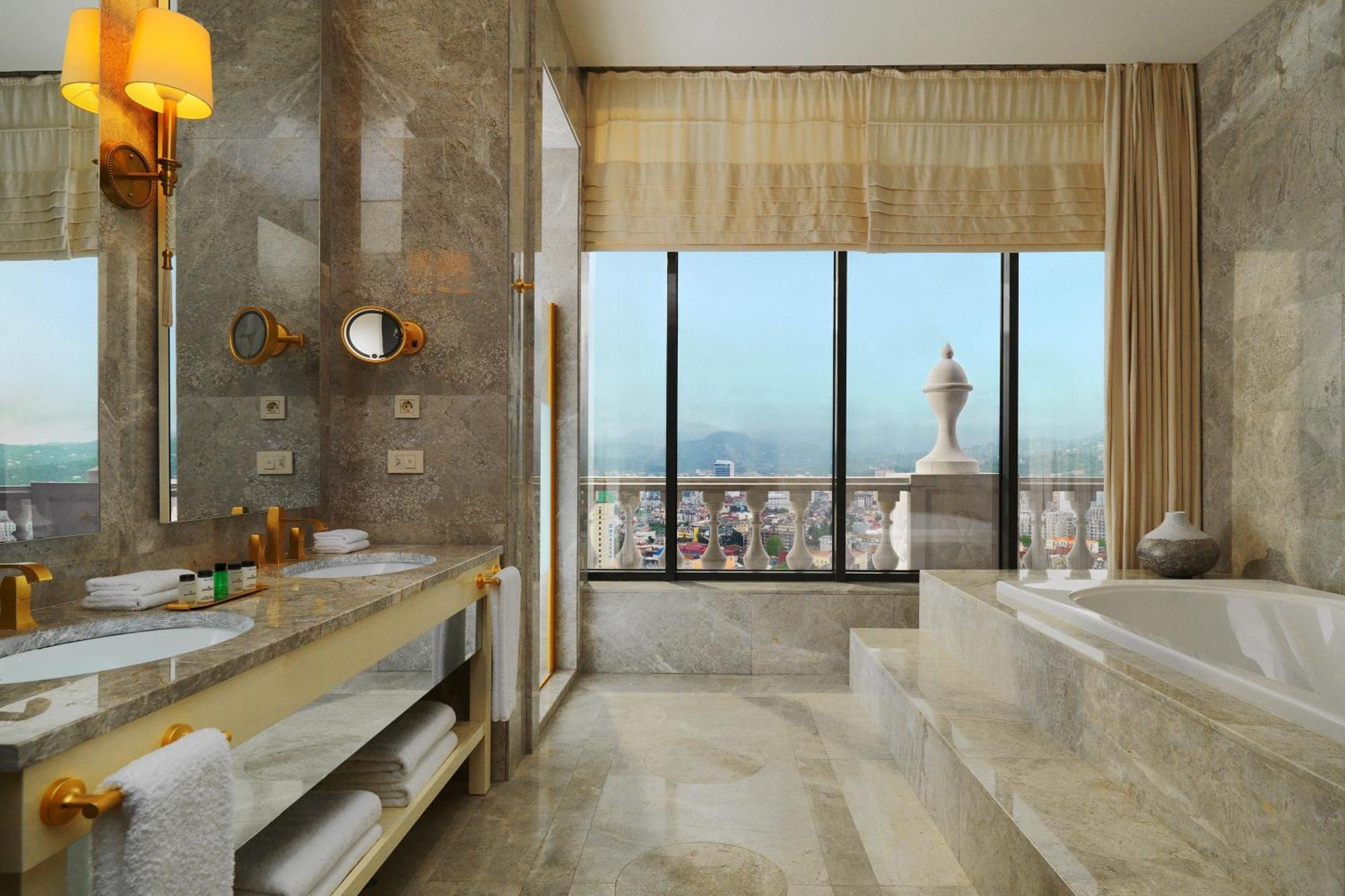 Sheraton Batumi Hotel Extérieur photo A bathroom at the hotel