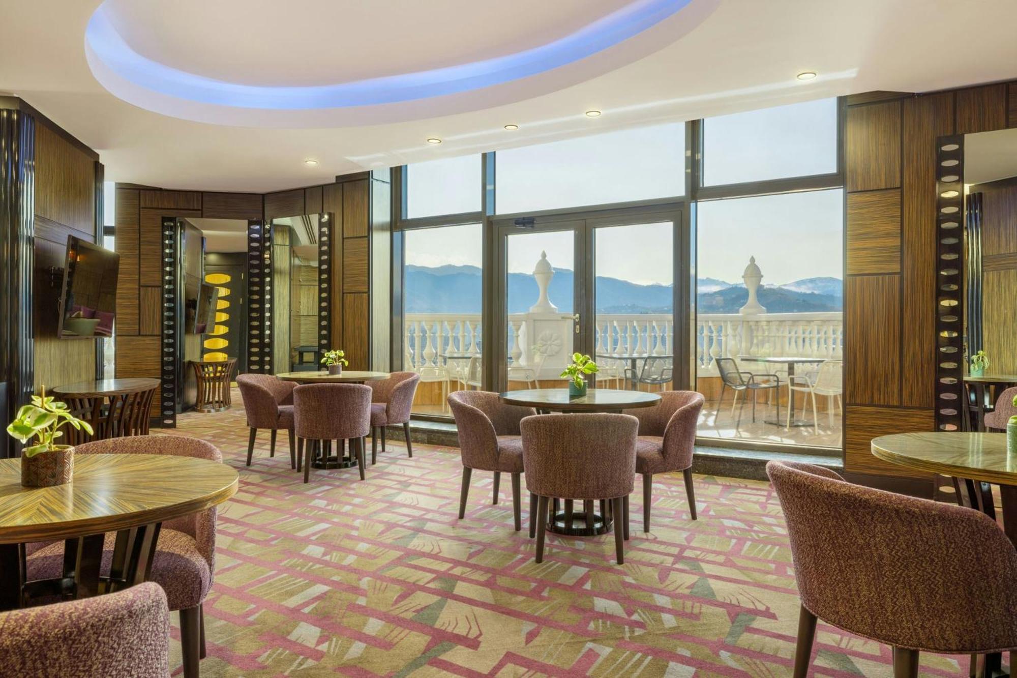 Sheraton Batumi Hotel Extérieur photo Club Lounge at the hotel