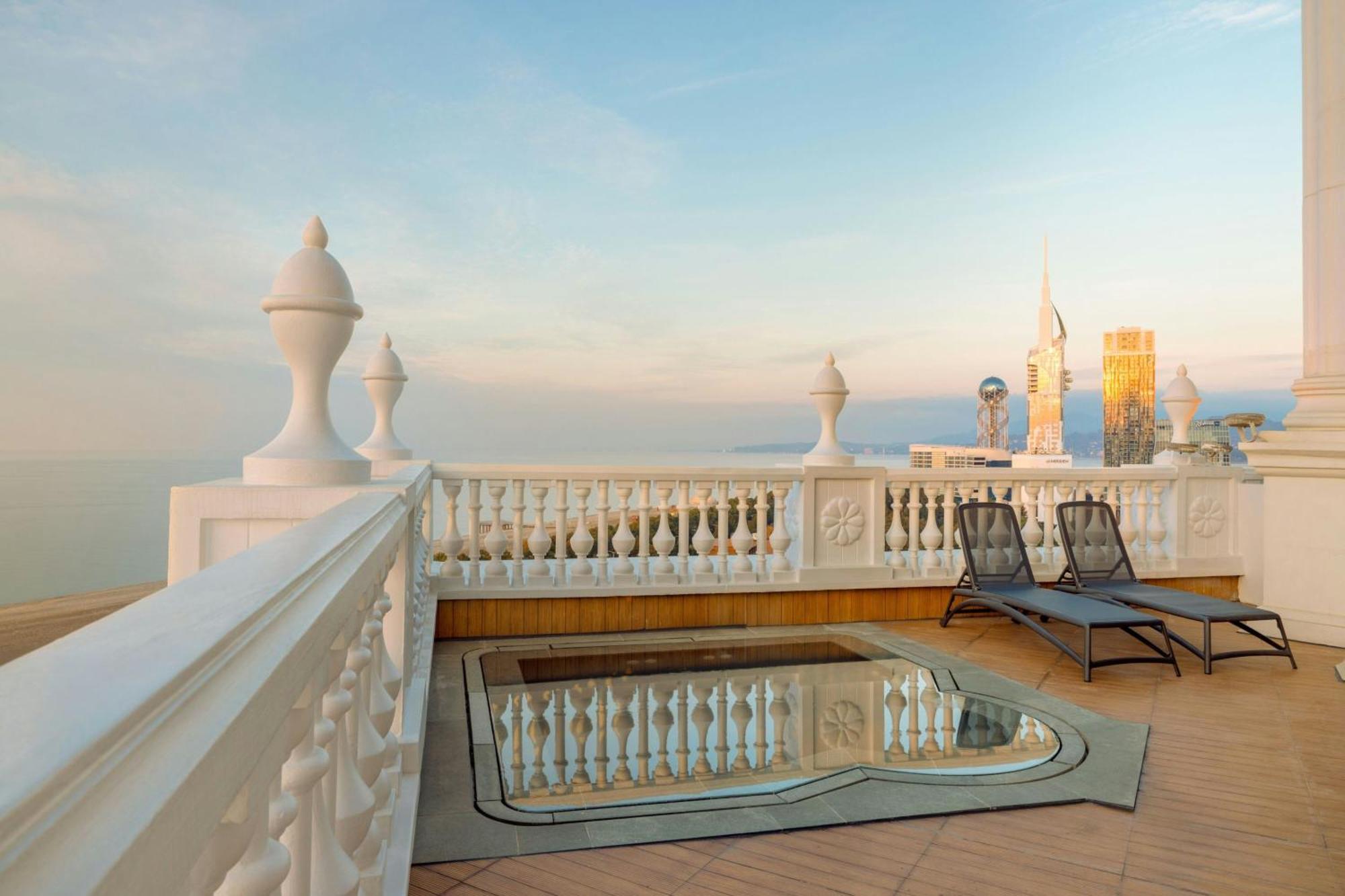 Sheraton Batumi Hotel Extérieur photo The rooftop pool at the Taj Mahal Palace