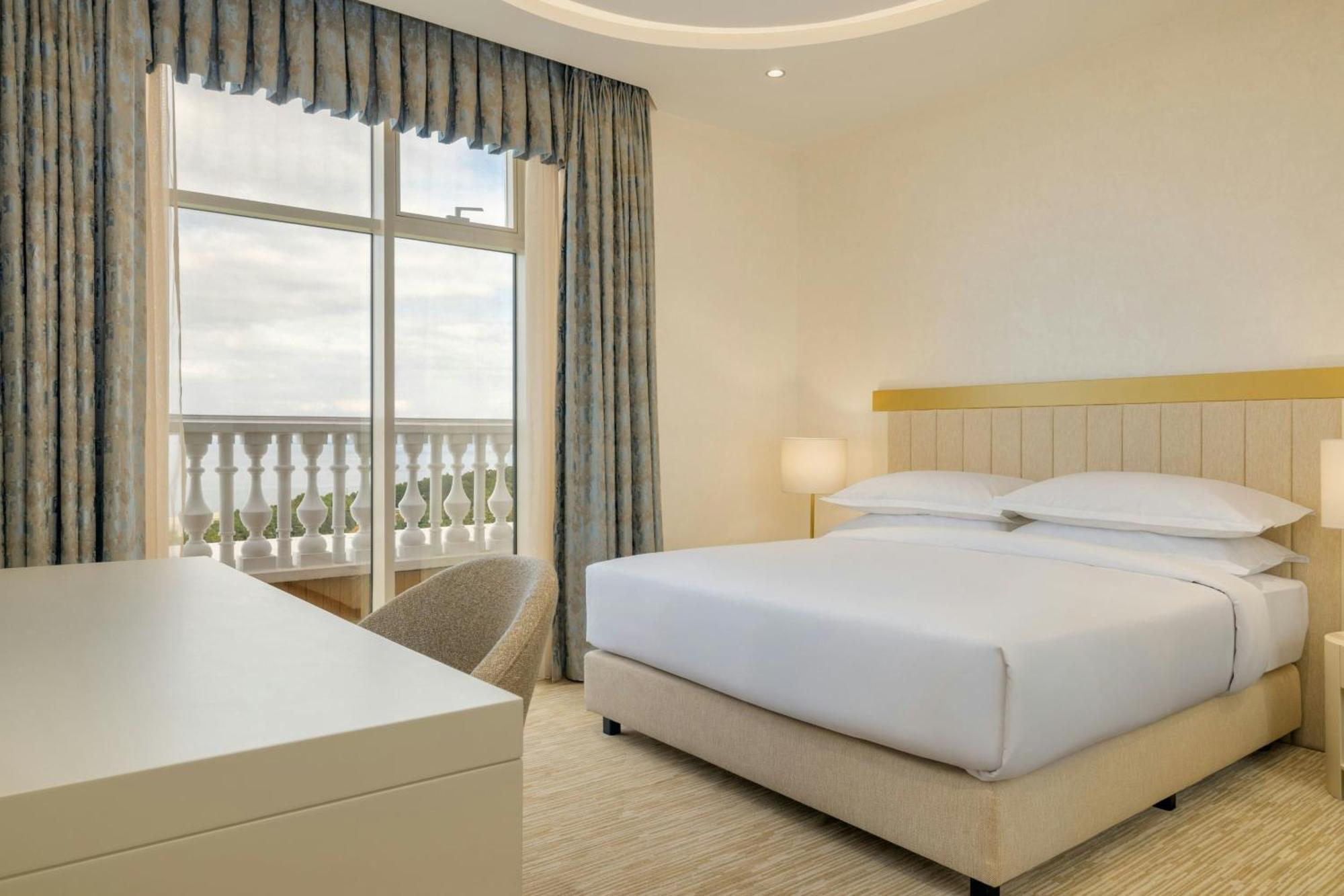 Sheraton Batumi Hotel Extérieur photo A bedroom at the hotel
