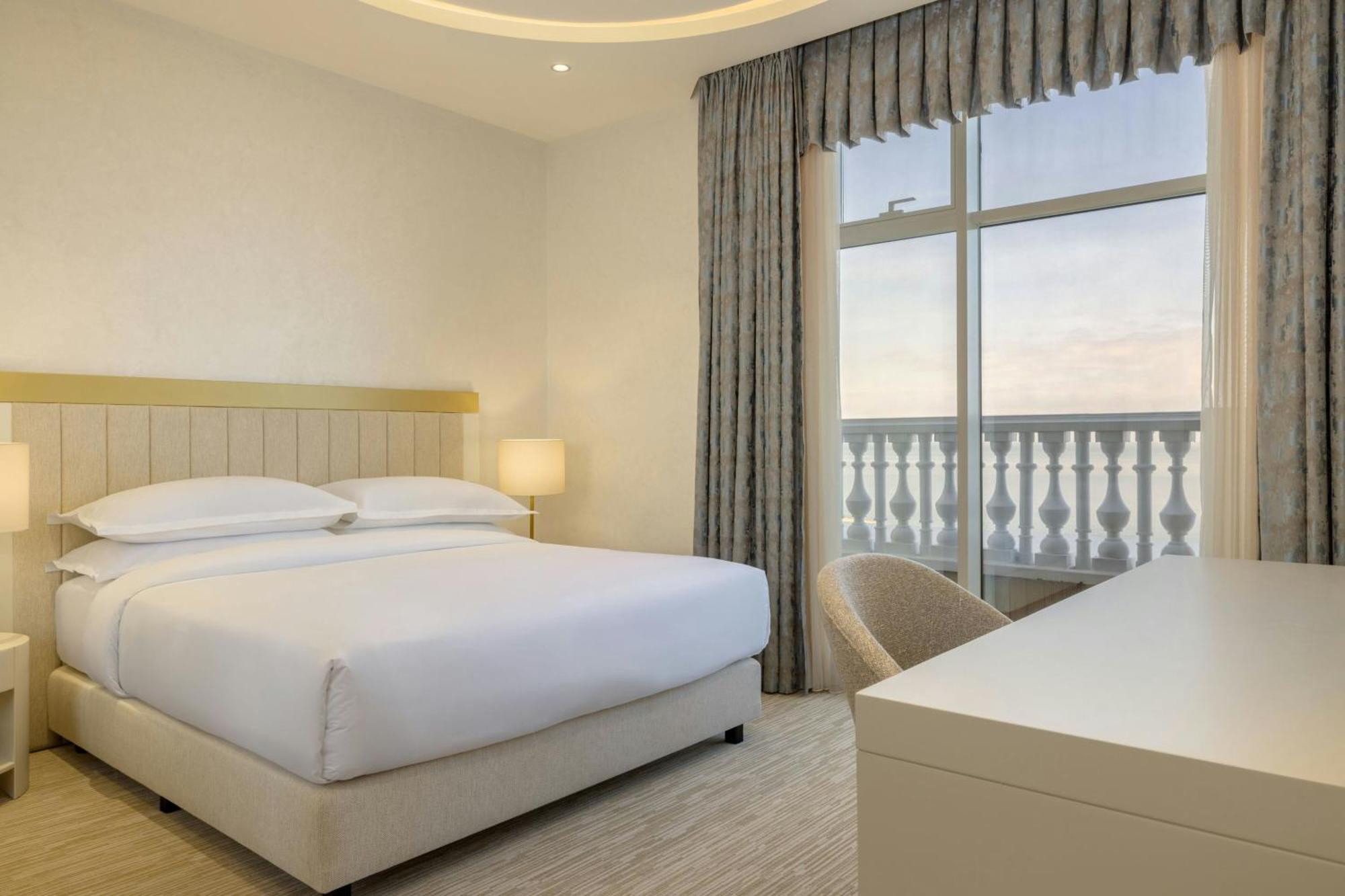 Sheraton Batumi Hotel Extérieur photo A bedroom at the hotel