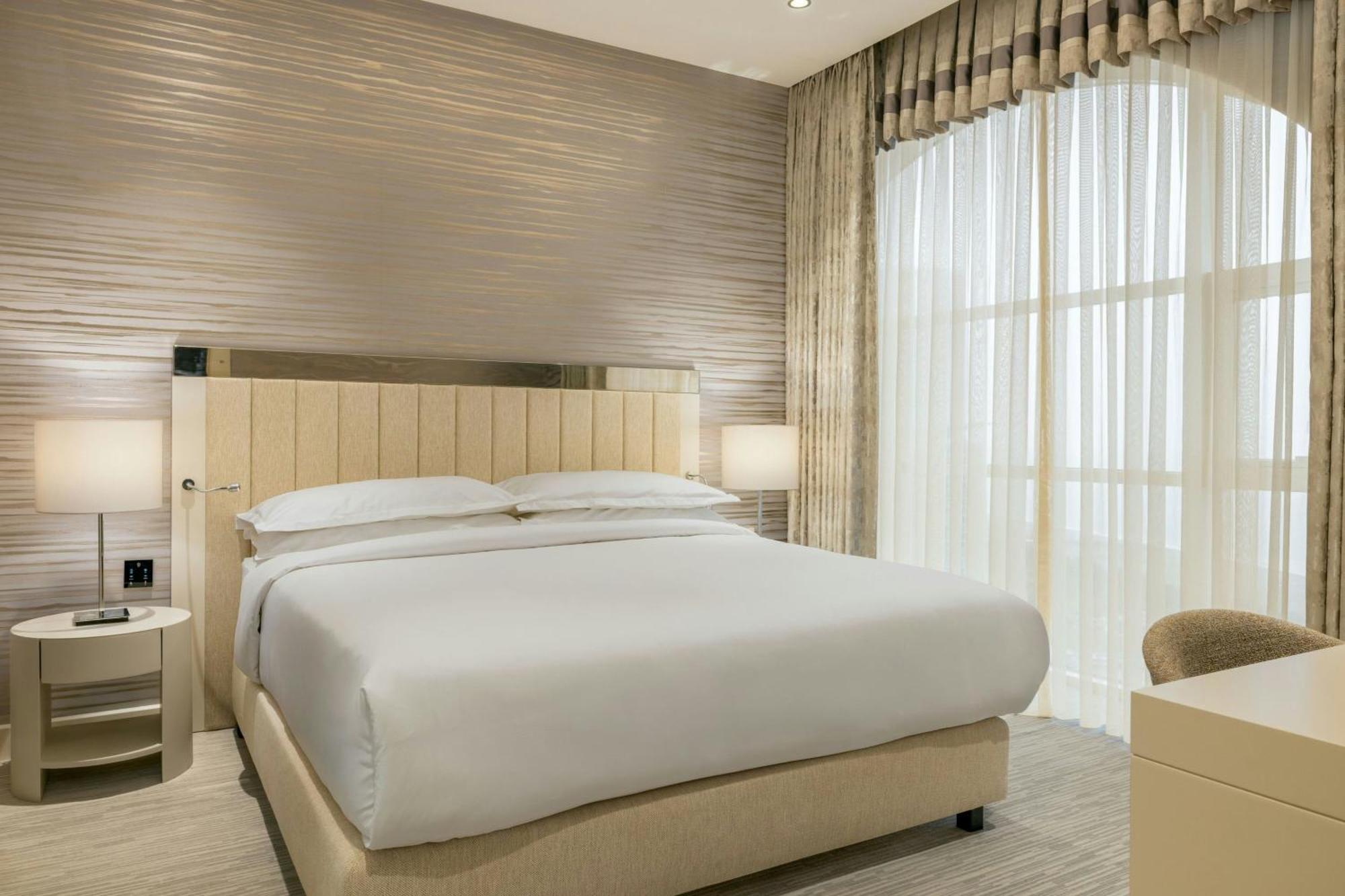 Sheraton Batumi Hotel Extérieur photo A bedroom at the hotel