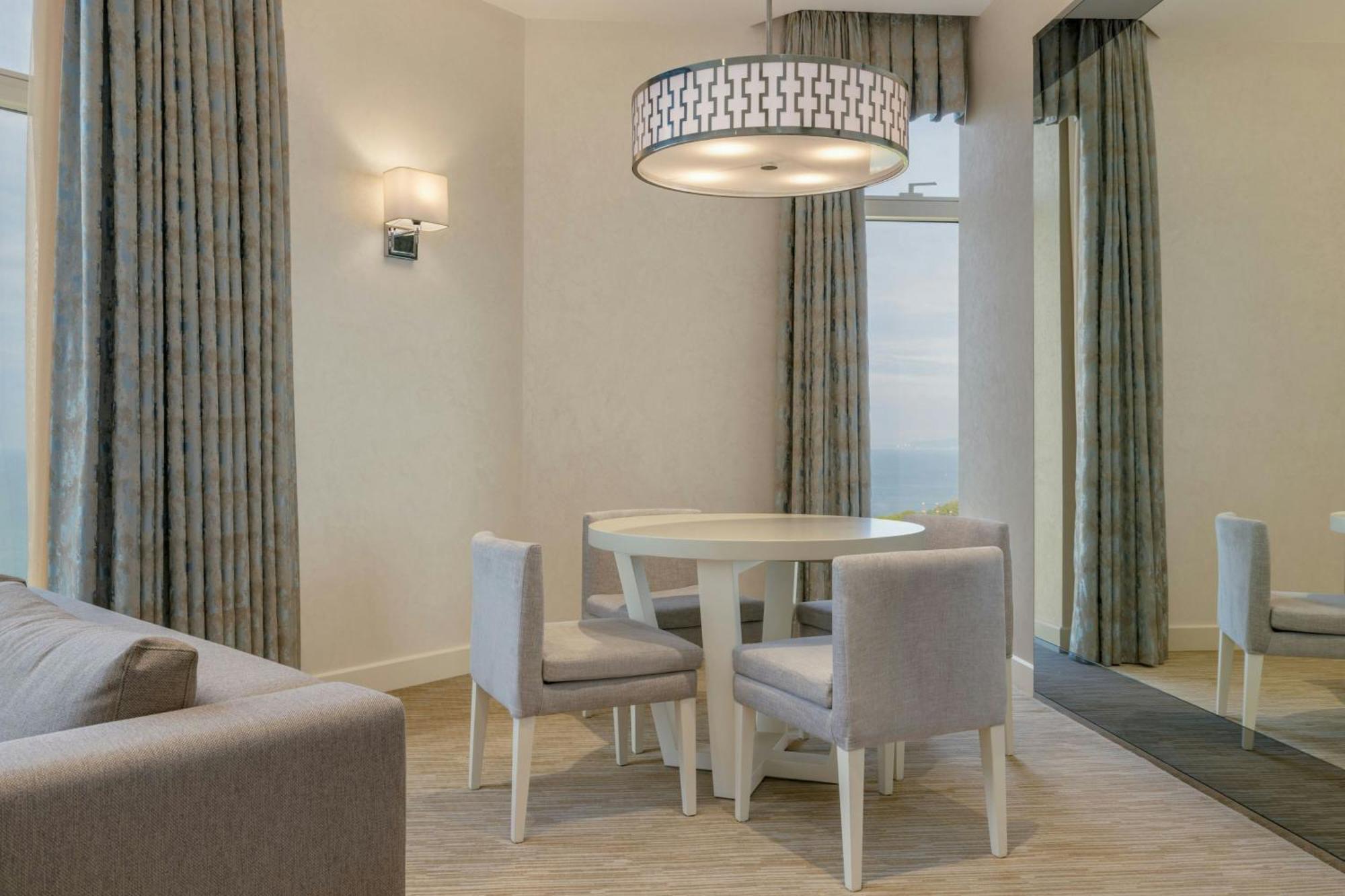 Sheraton Batumi Hotel Extérieur photo A dining room