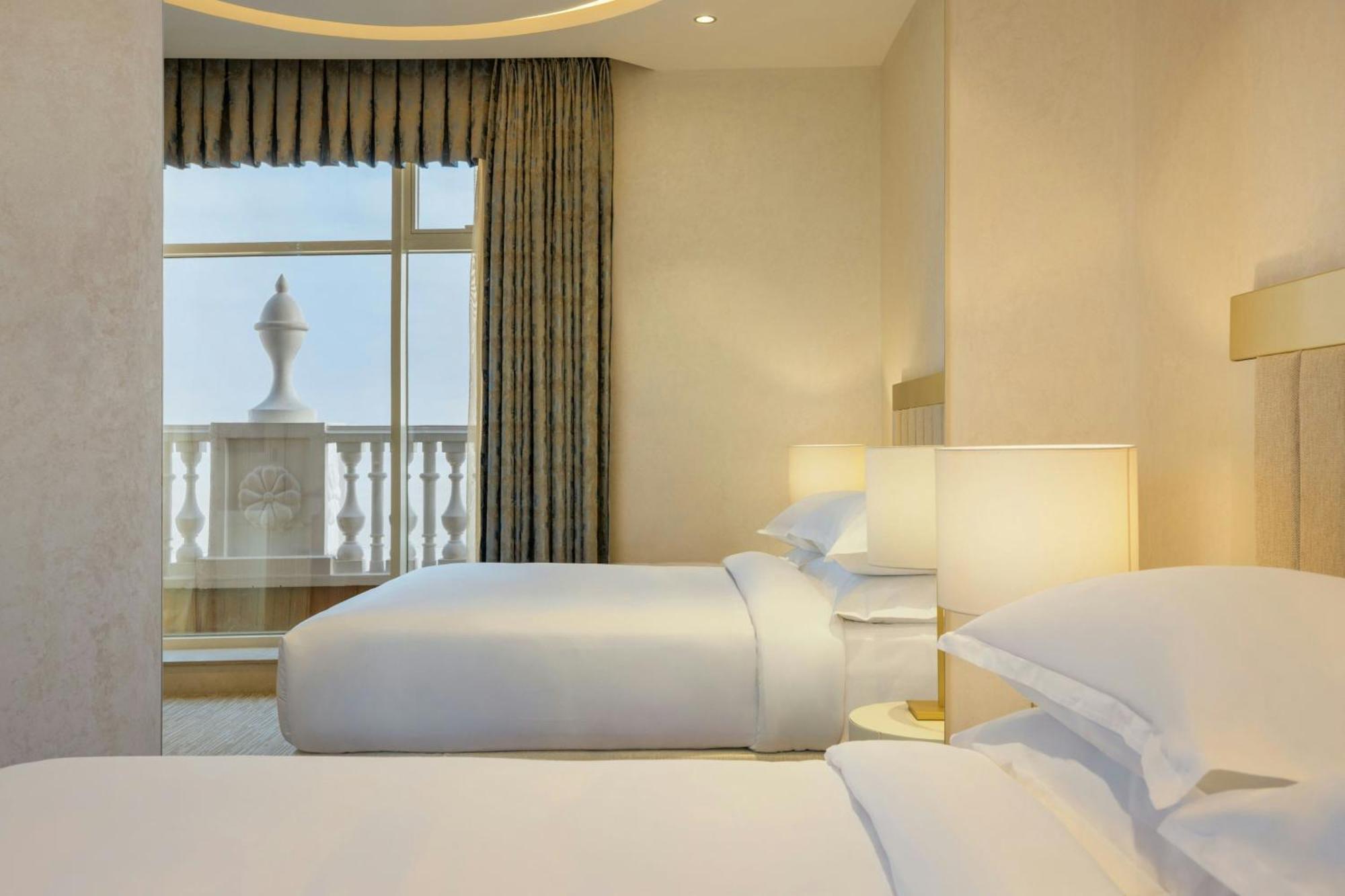 Sheraton Batumi Hotel Extérieur photo Deluxe room