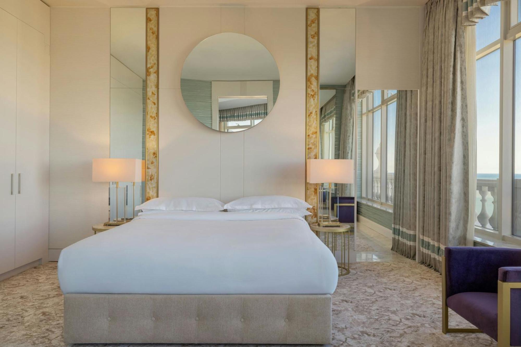 Sheraton Batumi Hotel Extérieur photo A bedroom at the hotel